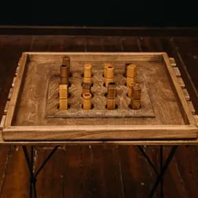 Деревянная игра - Кватро на подставке в помещении