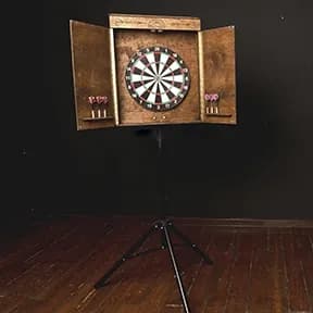 Стойка с крафтовой (из дерева) игрой в дартс  