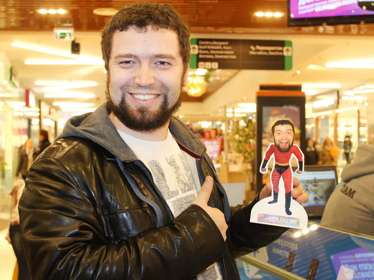 Гость держит готовую фигурку Bubble Heads