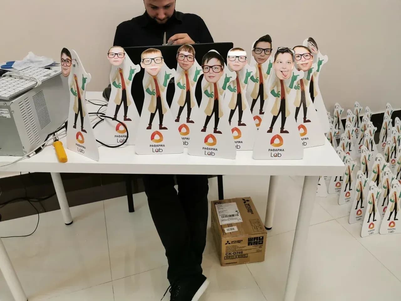 Фигурки с большими головами на столе