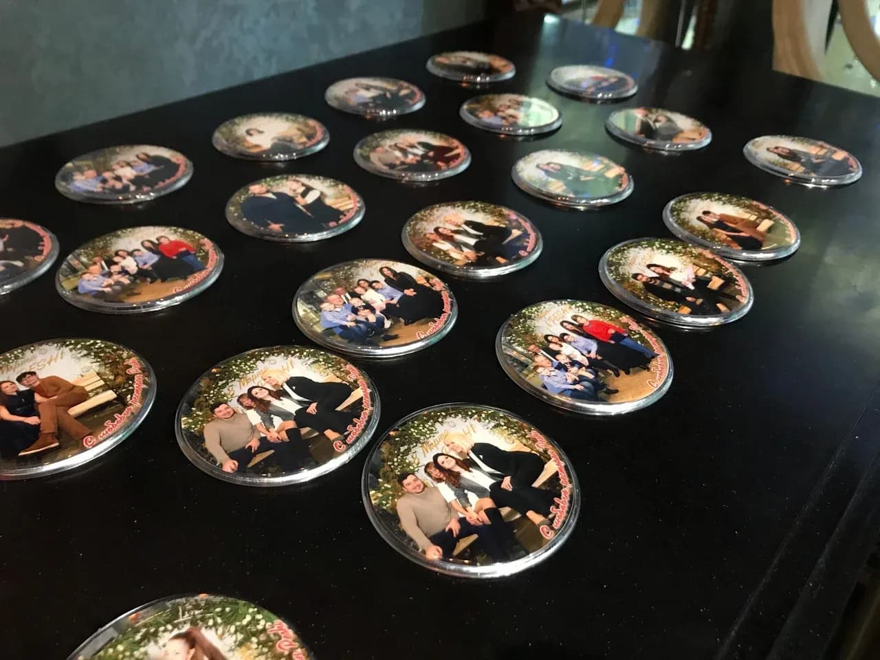 Готовые фотомагниты на столе