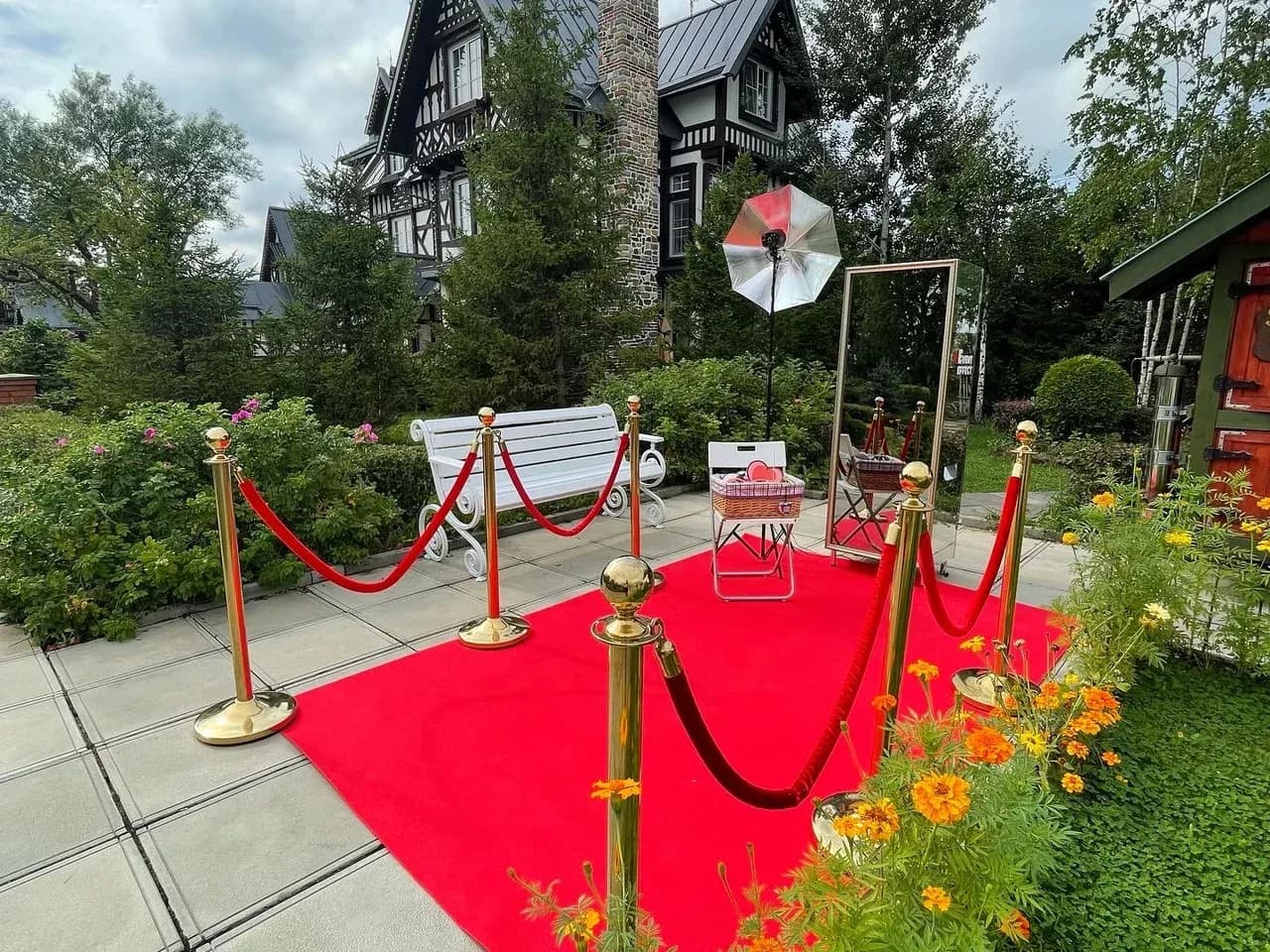 Фотозеркало на свадьбе: зеркальная фотозона с красной дорожкой