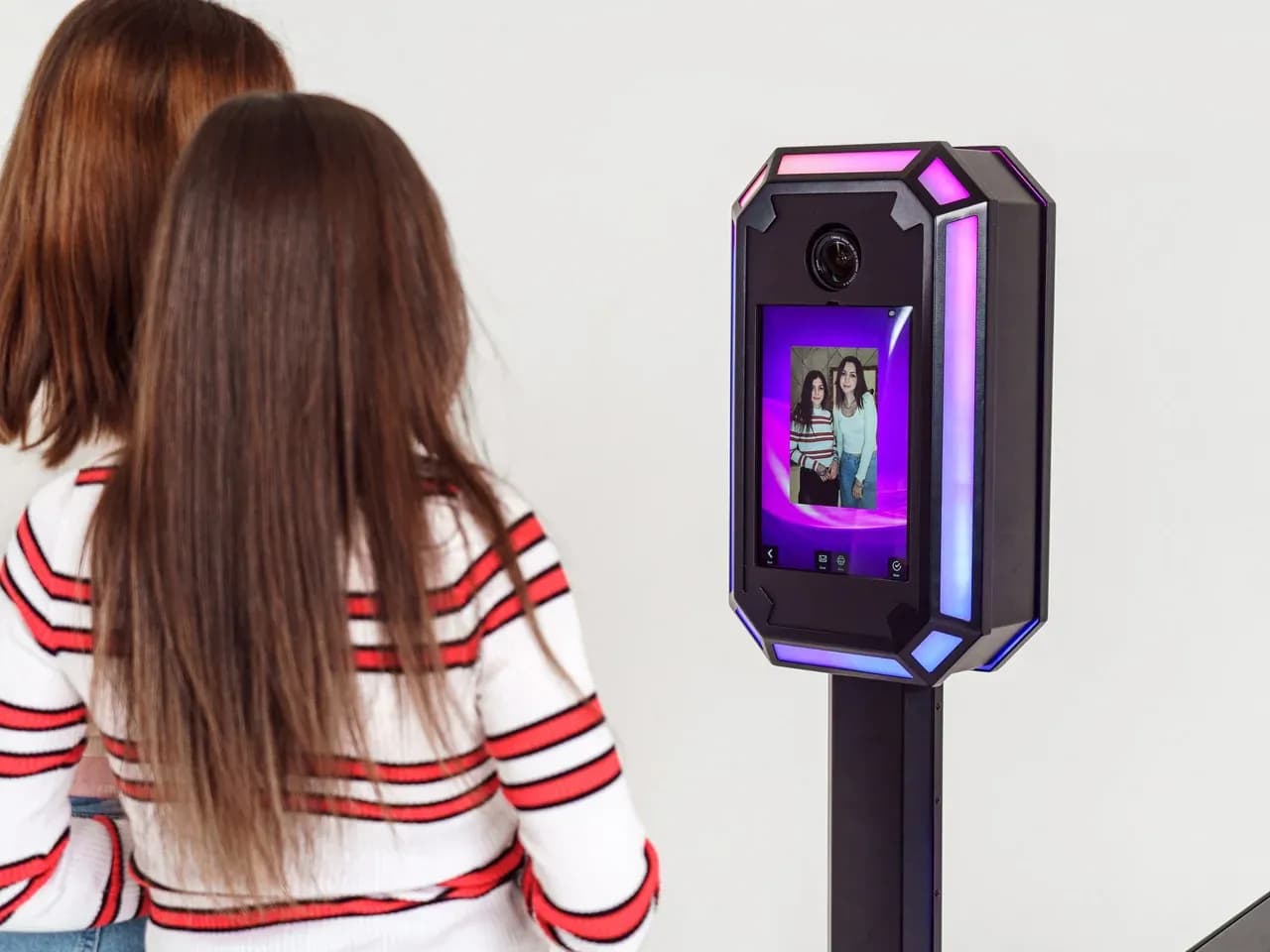 Дети снимают короткое видео с помощью гиф стойки