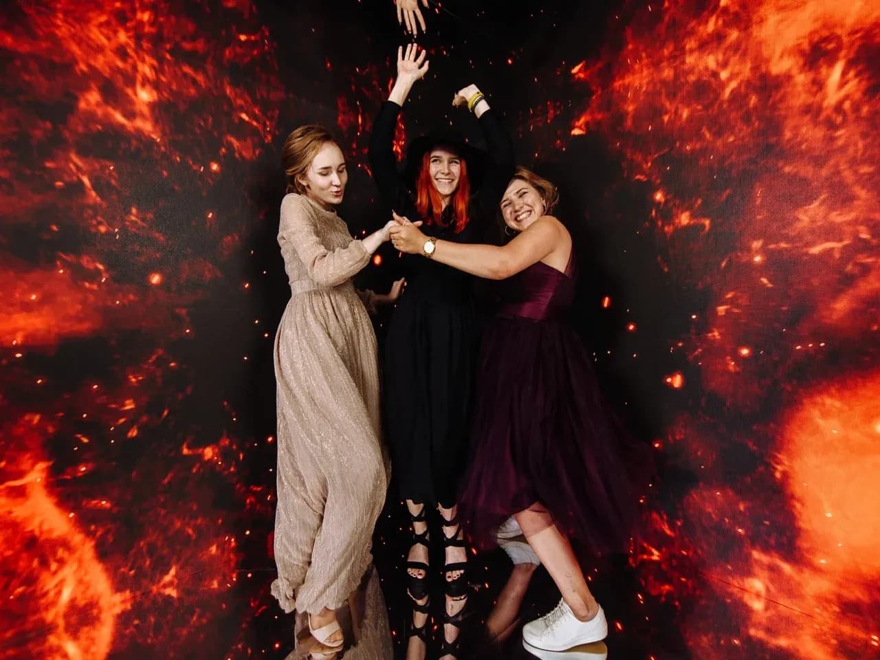 Гости в LED фотозоне с динамическим видеоконтентом на светодиодных экранах