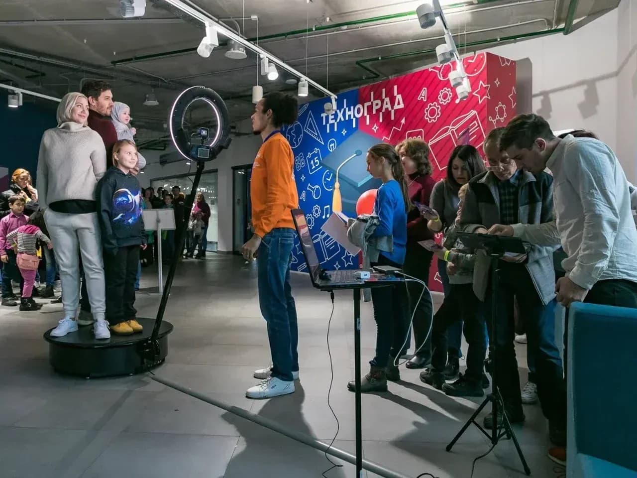 Гости проводят съемку с помощью оборудования слоумо на мероприятии