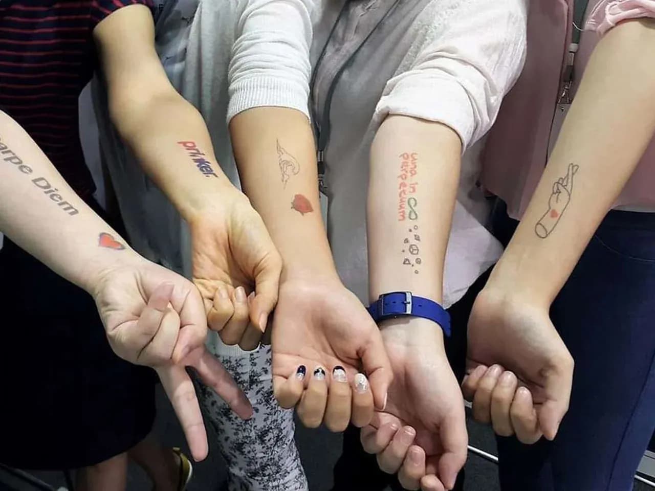 Вариант нанесения временных татуировок на руке