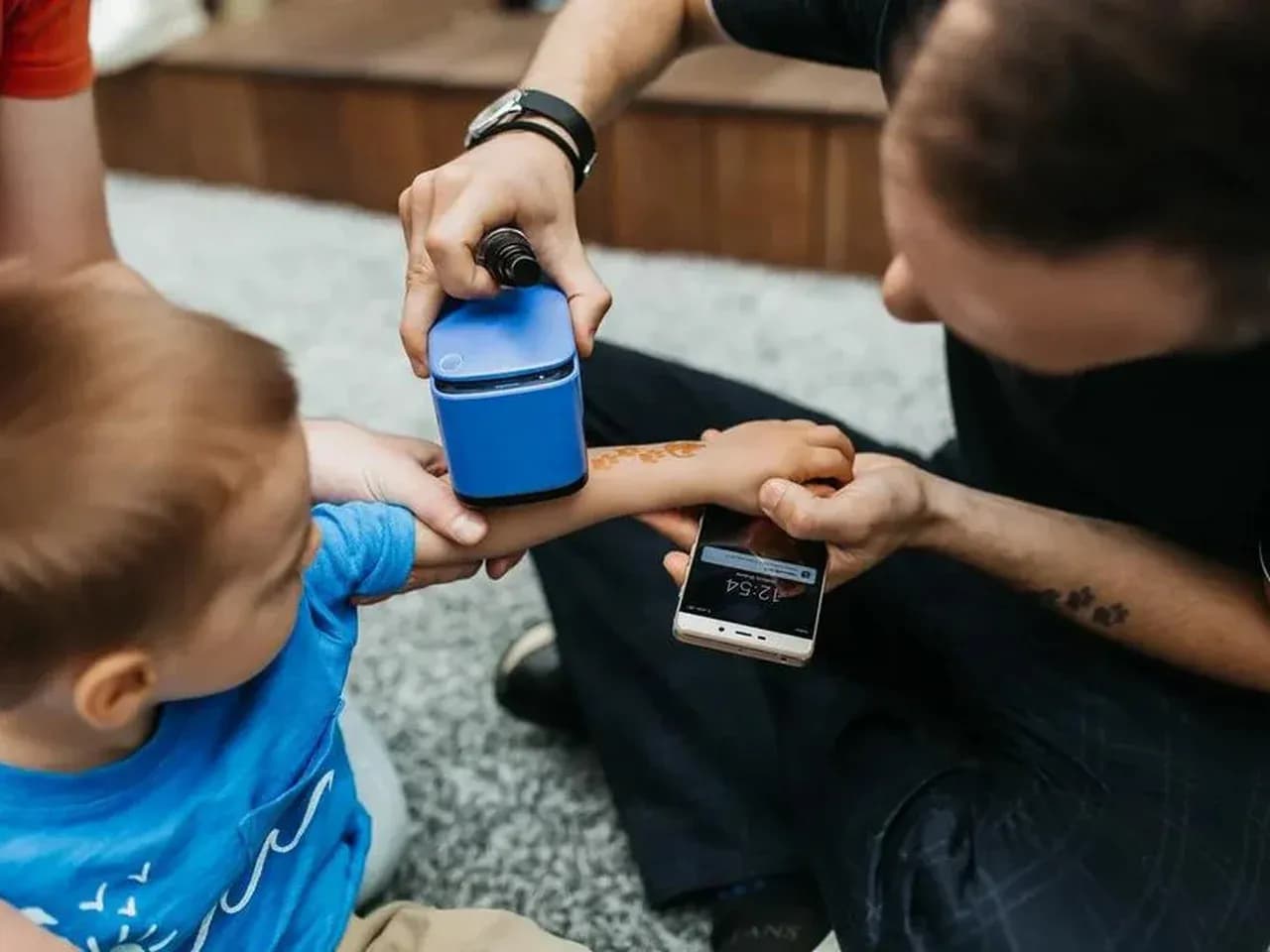 Тату принтер на мероприятии: нанесение временной татуировки на руку ребёнка