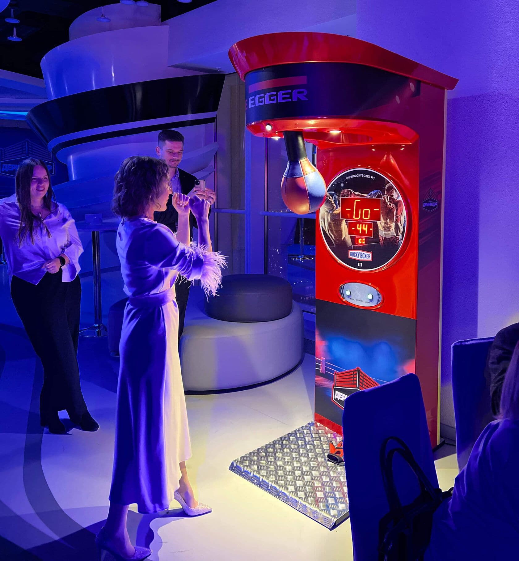 Проверка силы удара на аппарате - силомер