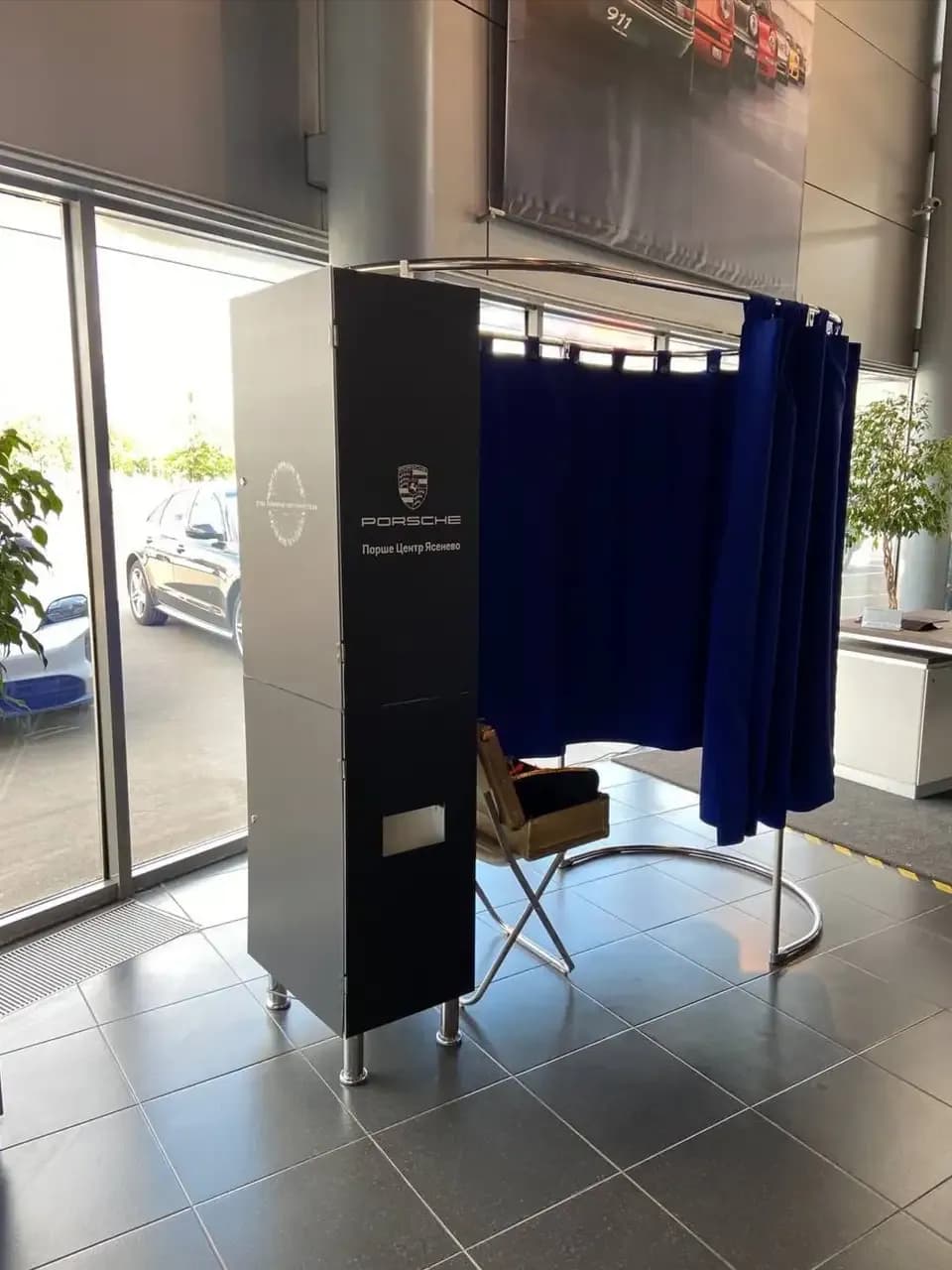 Фотобудка на площадке: зона с закрытой шторкой и стойкой управления