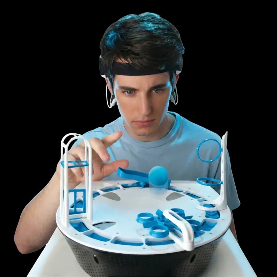 Игра разума (Mindball): участник в датчике концентрации управляет шариком на столе