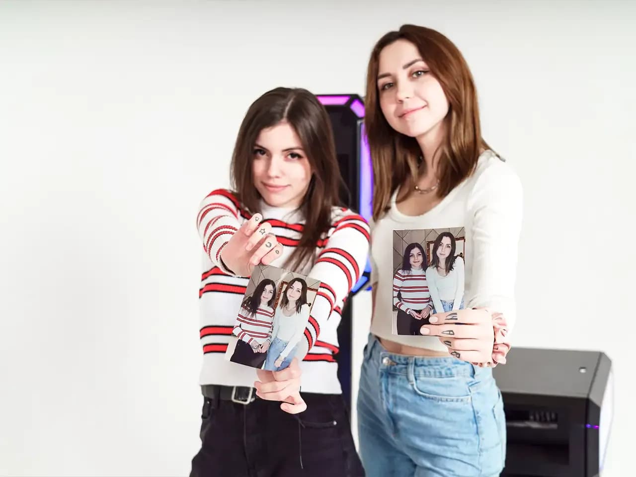 Гости держат распечатки: фото с гиф стойки MIXup