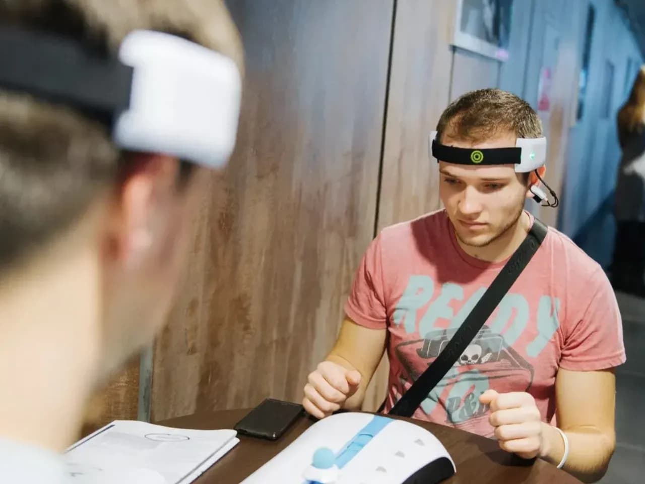 Участник игр разума сосредоточено управляет шариком