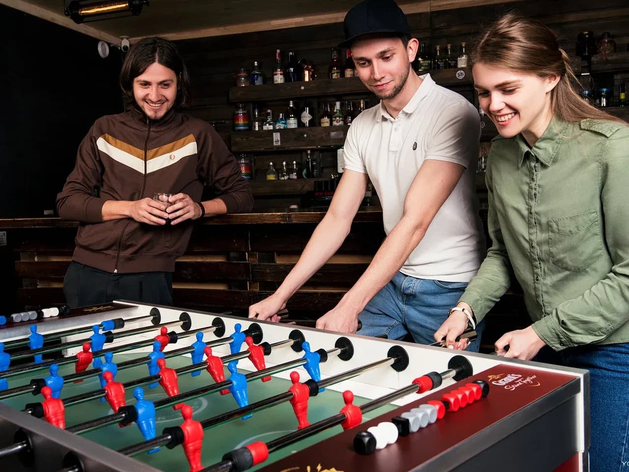 Участники играют в кикер