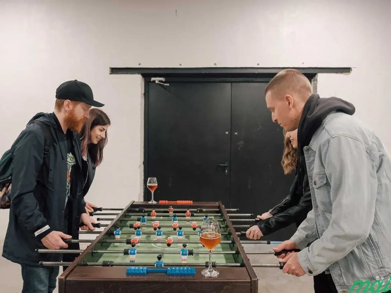 Вариант парной игры в кикер в зоне отдыха гостей