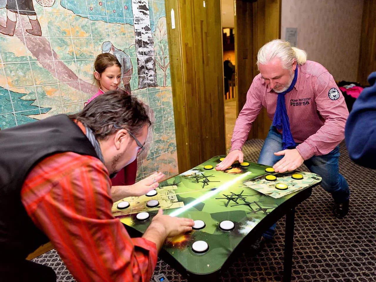 Кнопочный бой: настольный аттракцион на реакцию с кнопками, вид сбоку