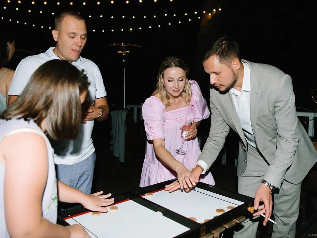 Два гостя играют на мероприятии в деревянную игру