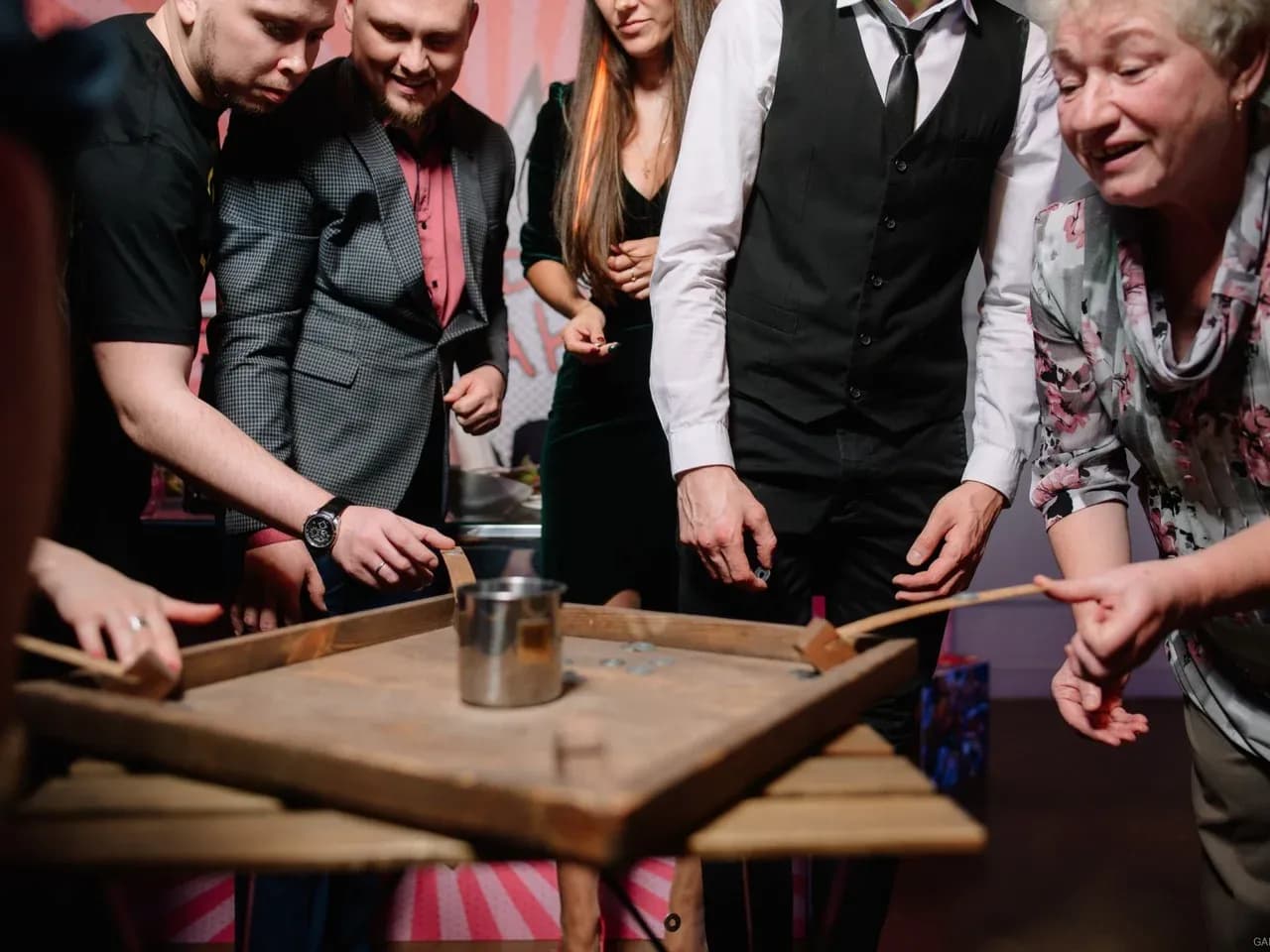 Два человека соревнуются между собой