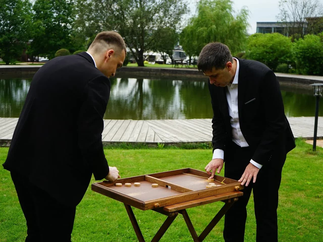 Участники вдвоем соревнуются на улице в крафтовые игры