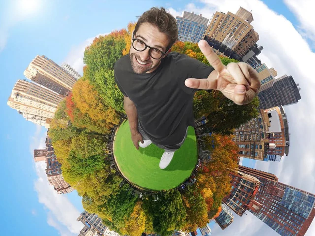 Фото Little Planet: гость на «маленькой планете» на фоне города