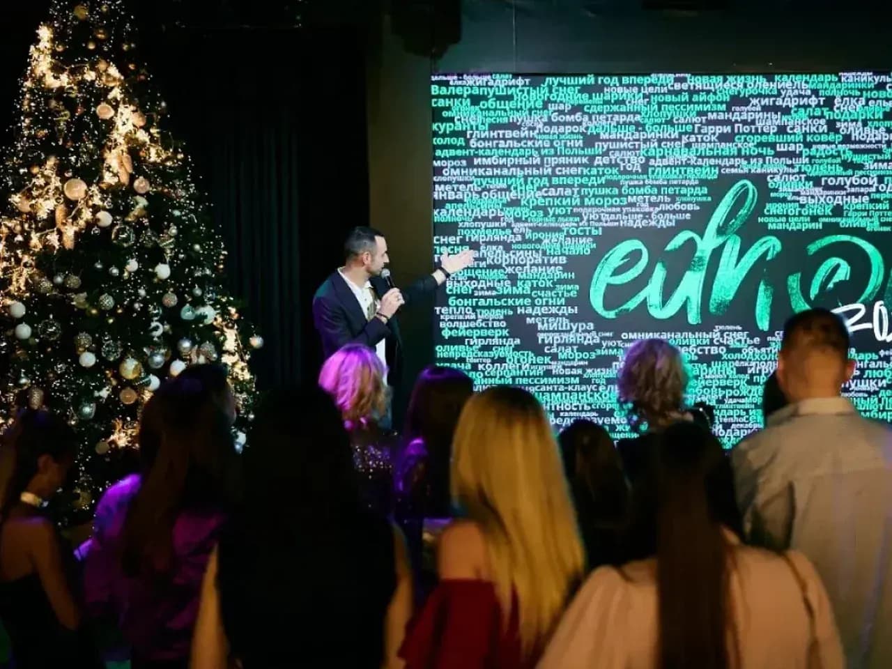 Фотомозайка 1000 картинок на экране: интерактивная картина из слов в виде ёлки для новогоднего события