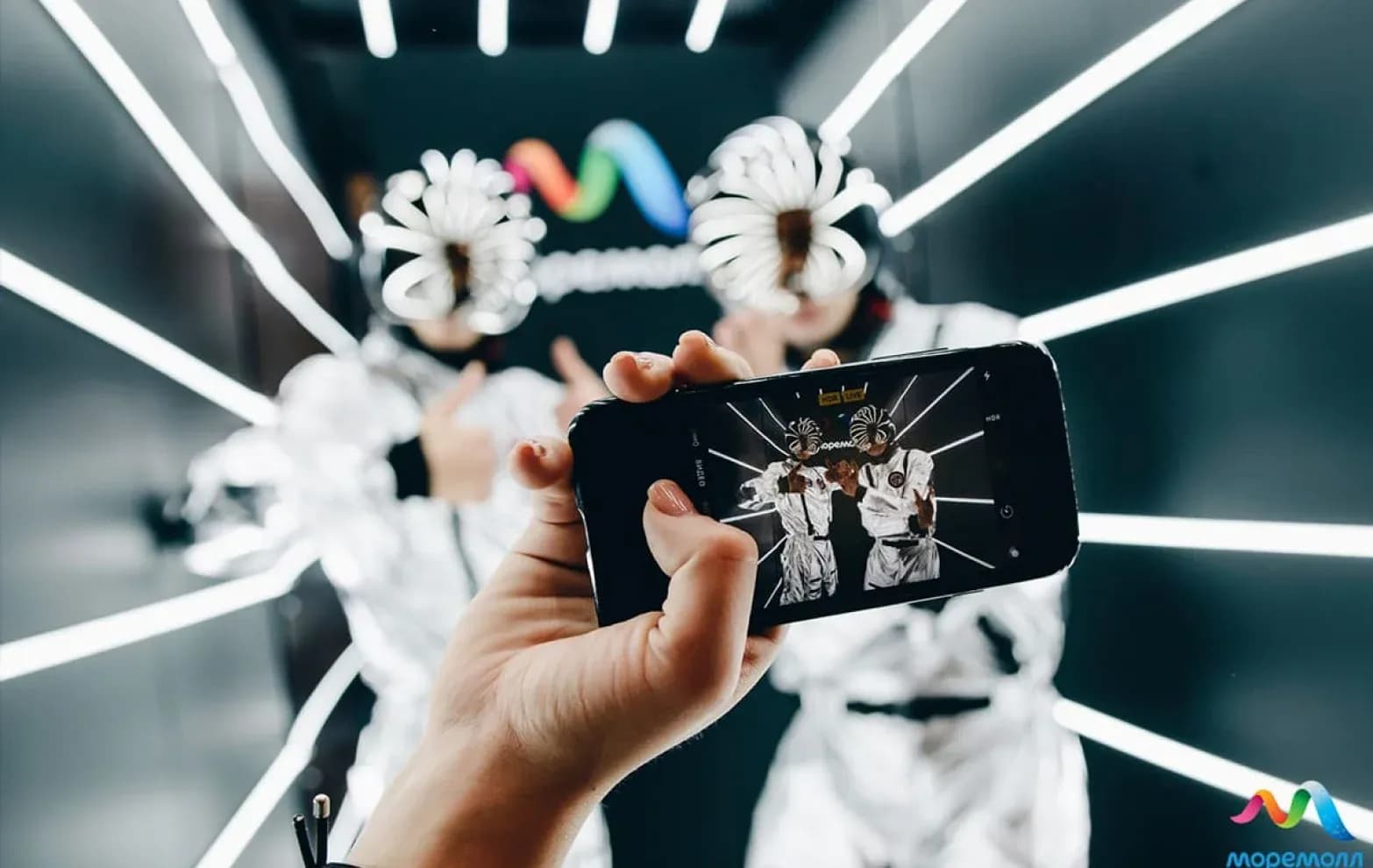 Съёмка в неоновом туннеле: гость записывает видео внутри LED-туннеля