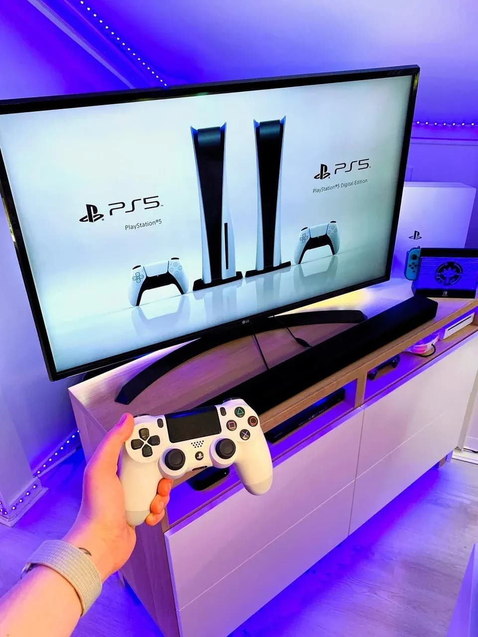 Геймпад в руках: управление игрой на PlayStation на экране