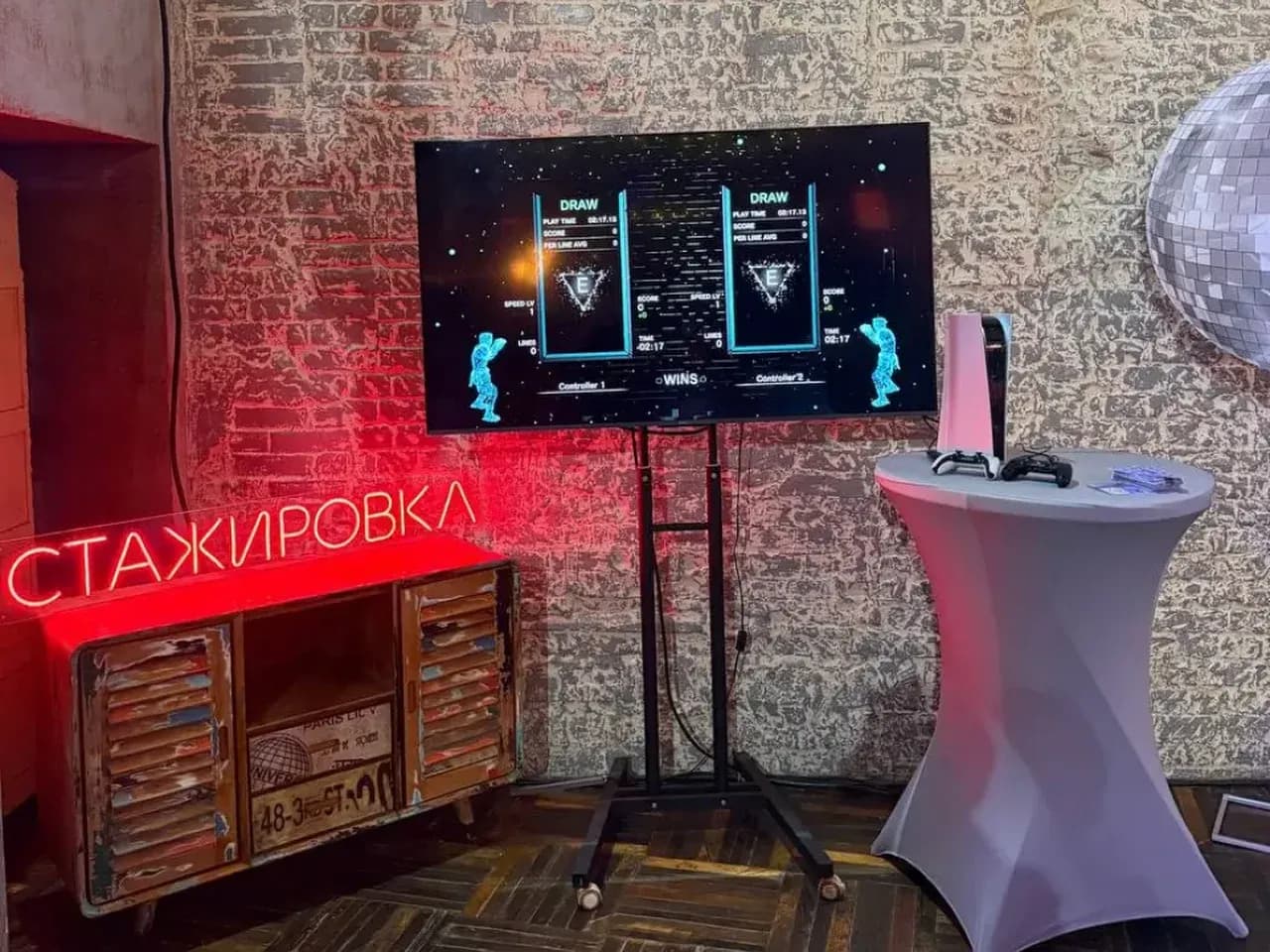 Комплект PlayStation на площадке: экран на стойке и игровая зона для гостей