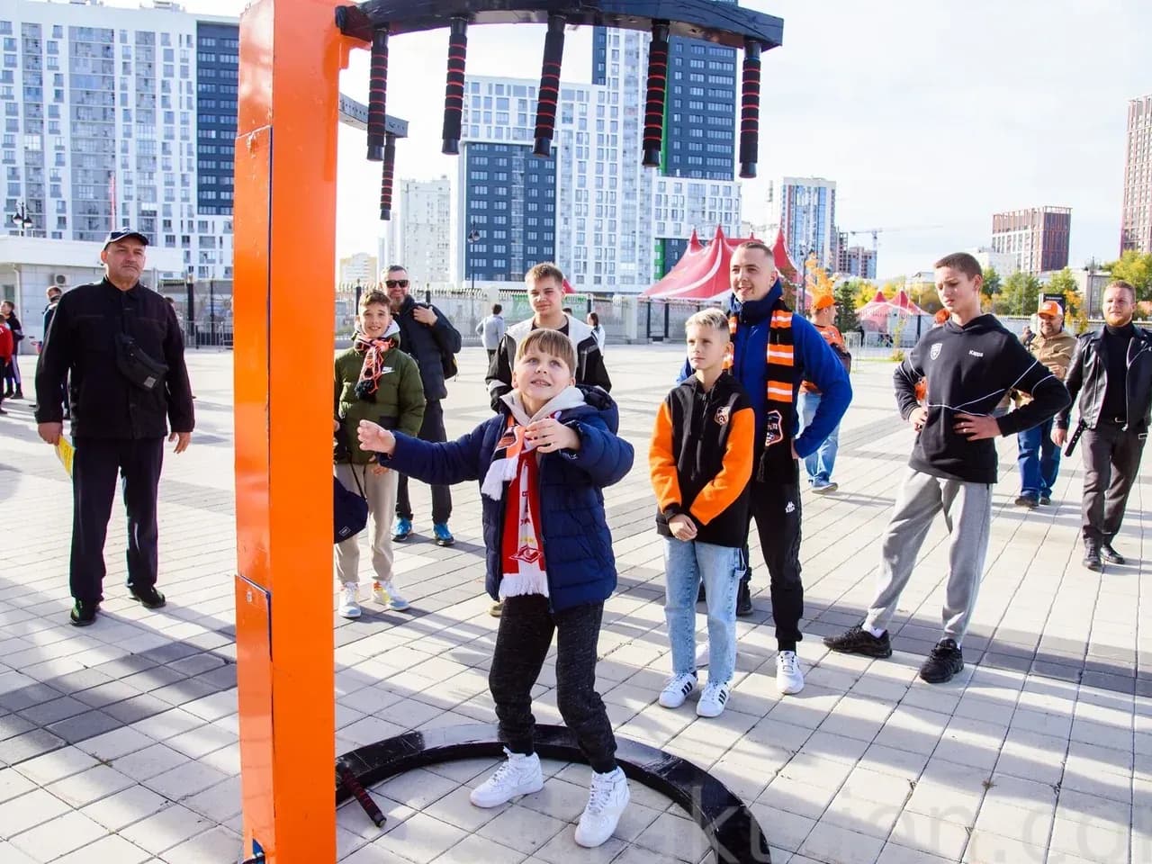 Поймай палочку: аттракцион на реакцию с падающими палочками на улице