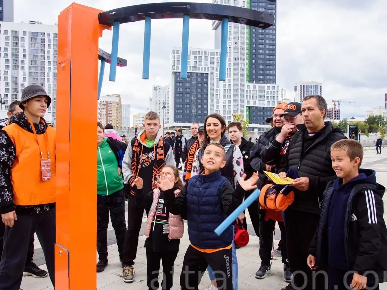 Поймай палочку на мероприятии: участники ловят падающие палочки