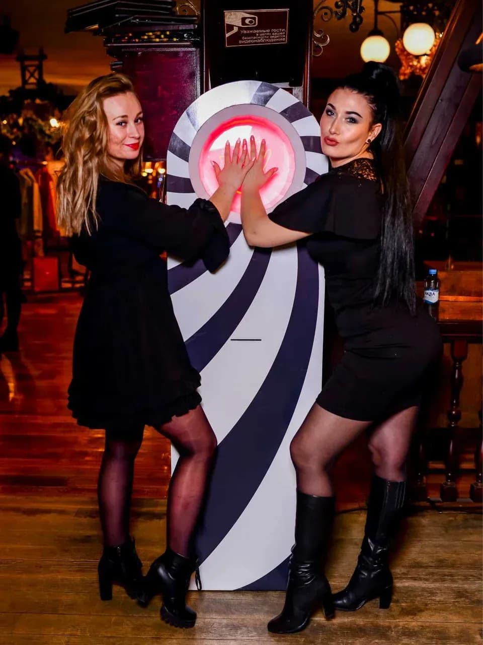 Гости используют предсказатель на мероприятии: касание ладонью и выдача карточки