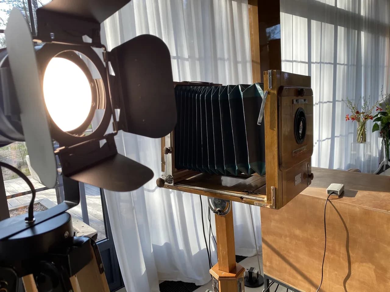 Прожектор и ретро фотоаппарат