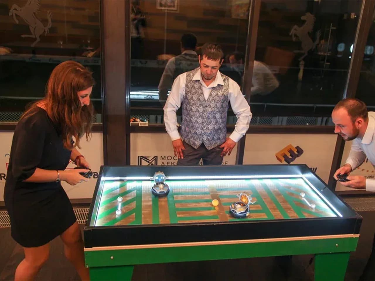 Робофутбол на мероприятии: гости управляют роботами на световом футбольном столе