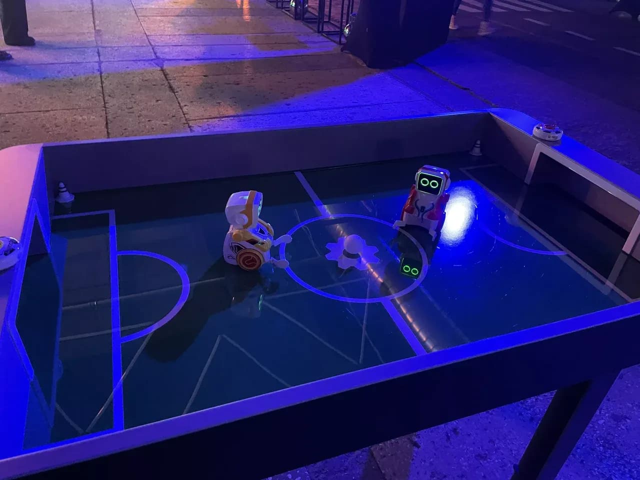 Робофутбол с подсветкой: матч роботов на мини-поле для мероприятия