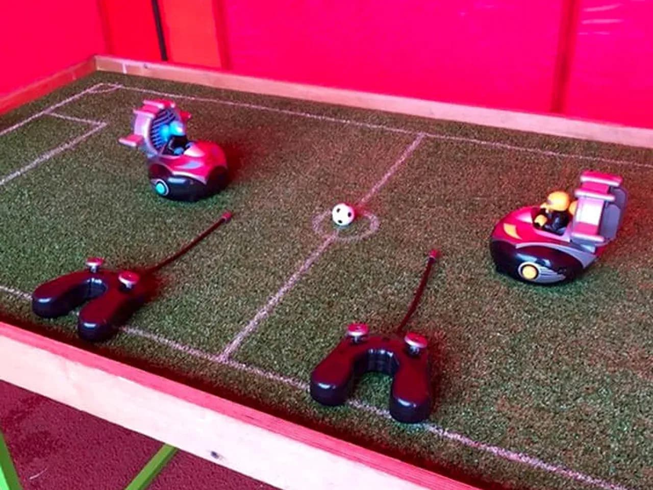 Робофутбол на площадке: игра роботов на футбольном столе с подсветкой