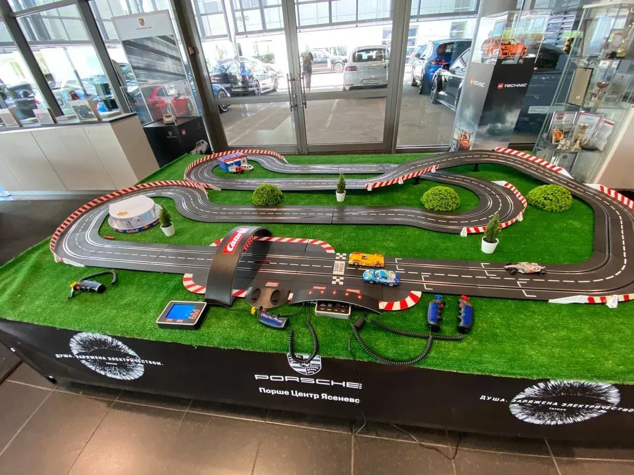 Трек Slot Car на площадке: гоночная трасса с оформлением и оборудованием