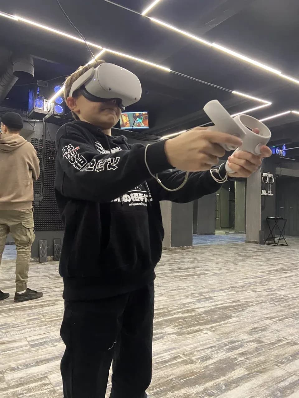 Вариант VR-шлема для детей. Ребенок играет контроллерами в шлеме виртуальной реальности.