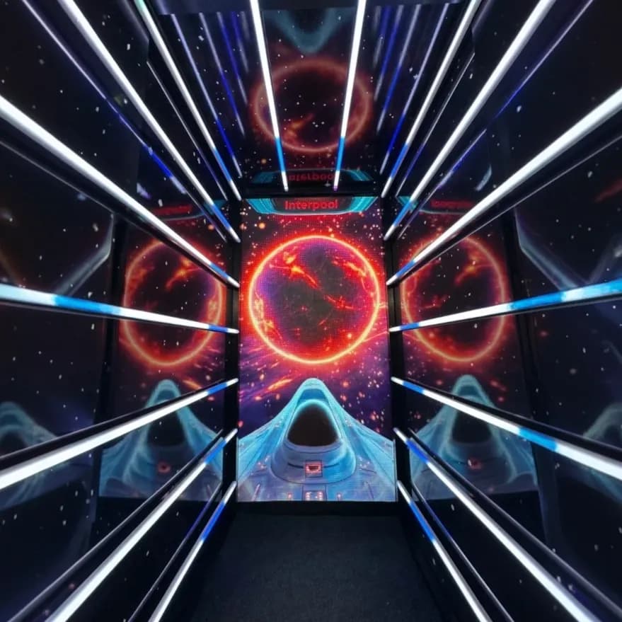 Пример брендирования корпуса интерактива - Неоновый тоннель