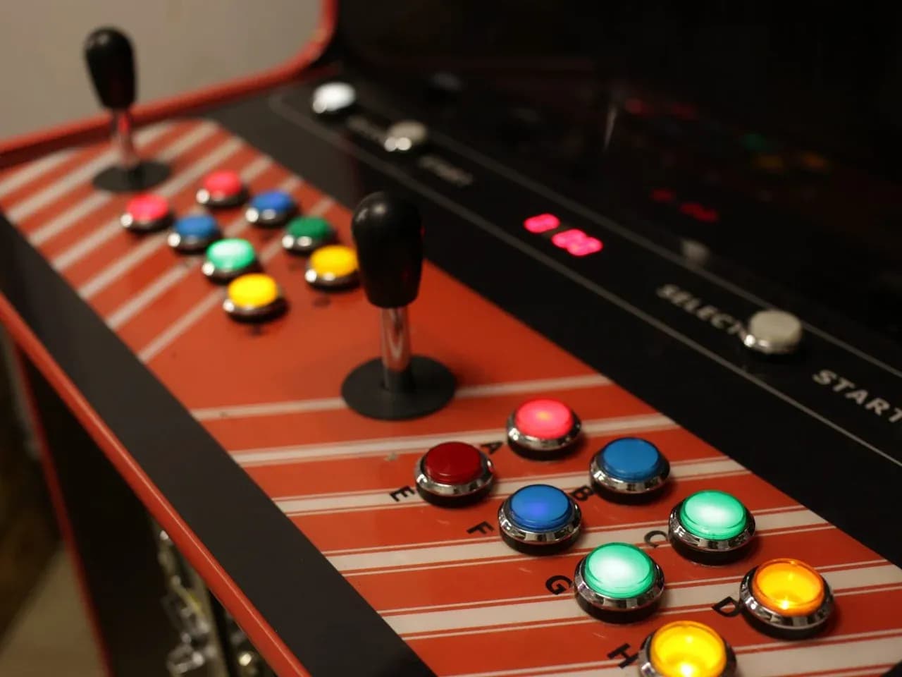 Кнопки и джойстик аркадного автомата — крупный план управления