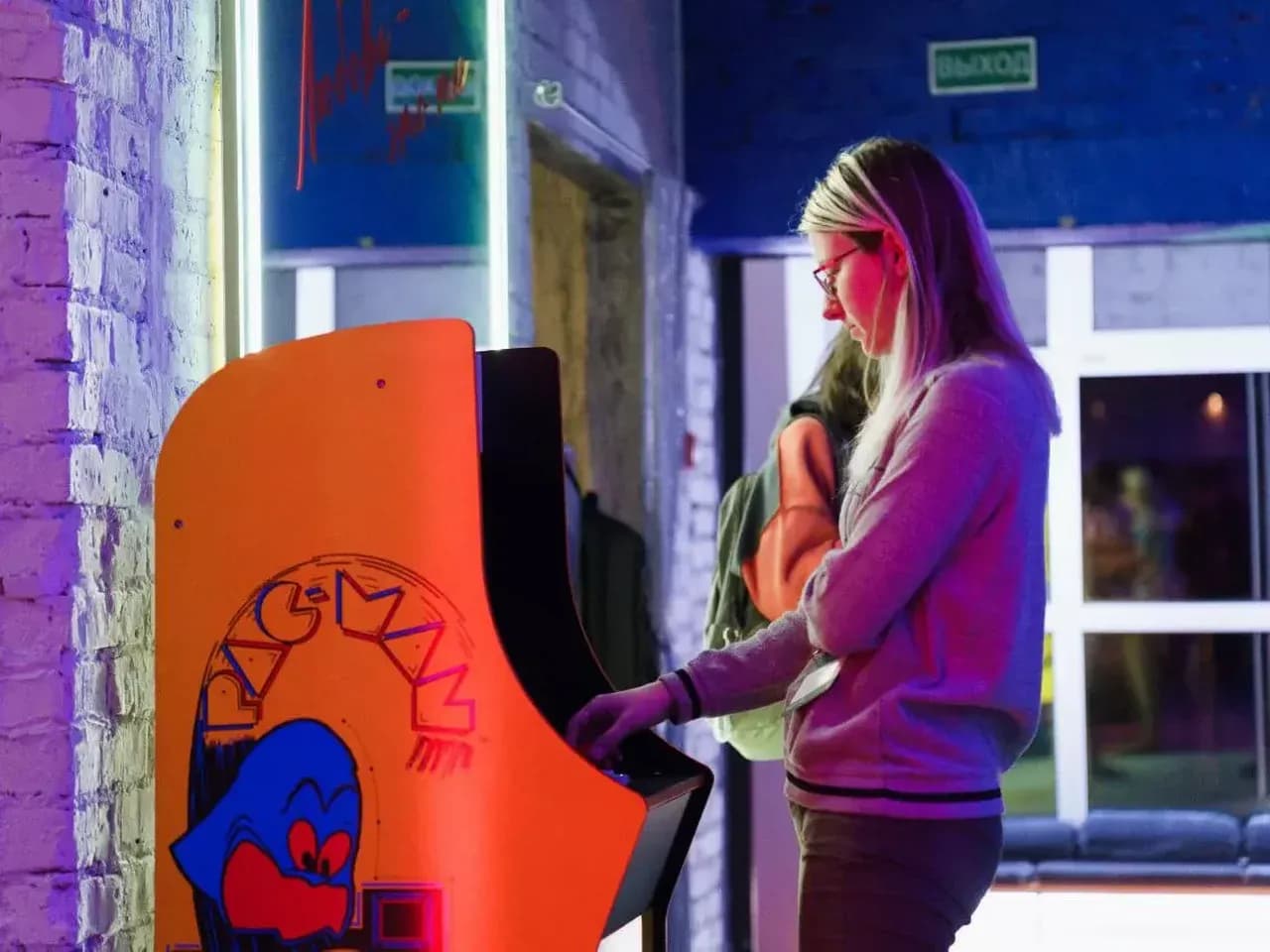 Гость играет на аркадном автомате — ретро-игры на мероприятии