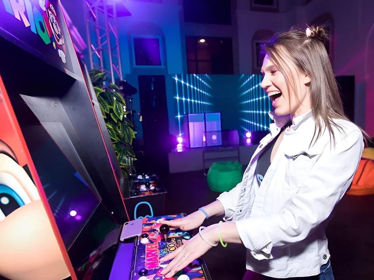 Гость играет на аркадном автомате — эмоции и вовлечение гостей