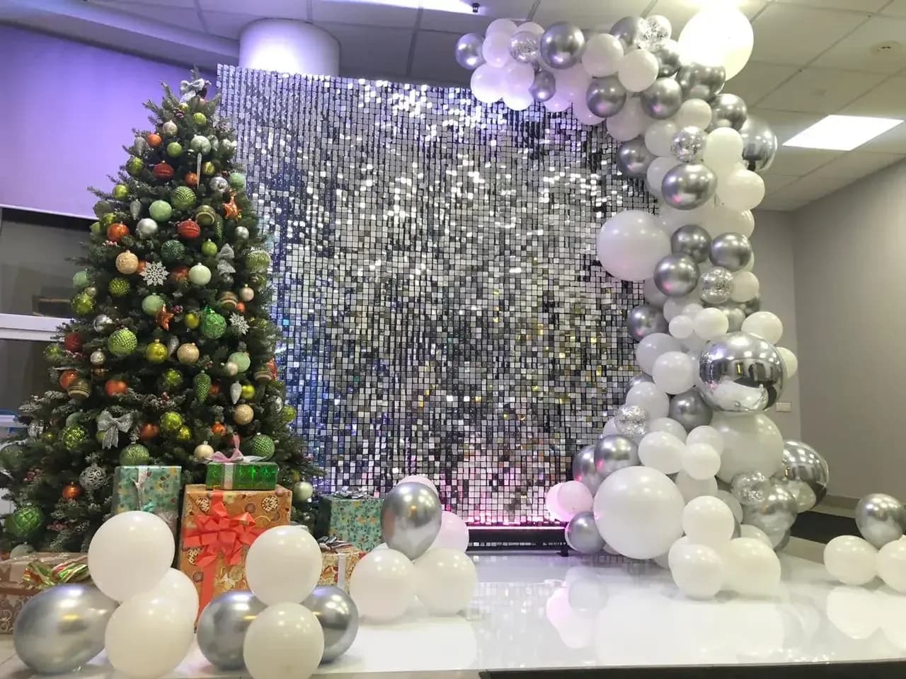 Пайетки на новогоднее мероприятие. Серебряная стена и елка на новый год.