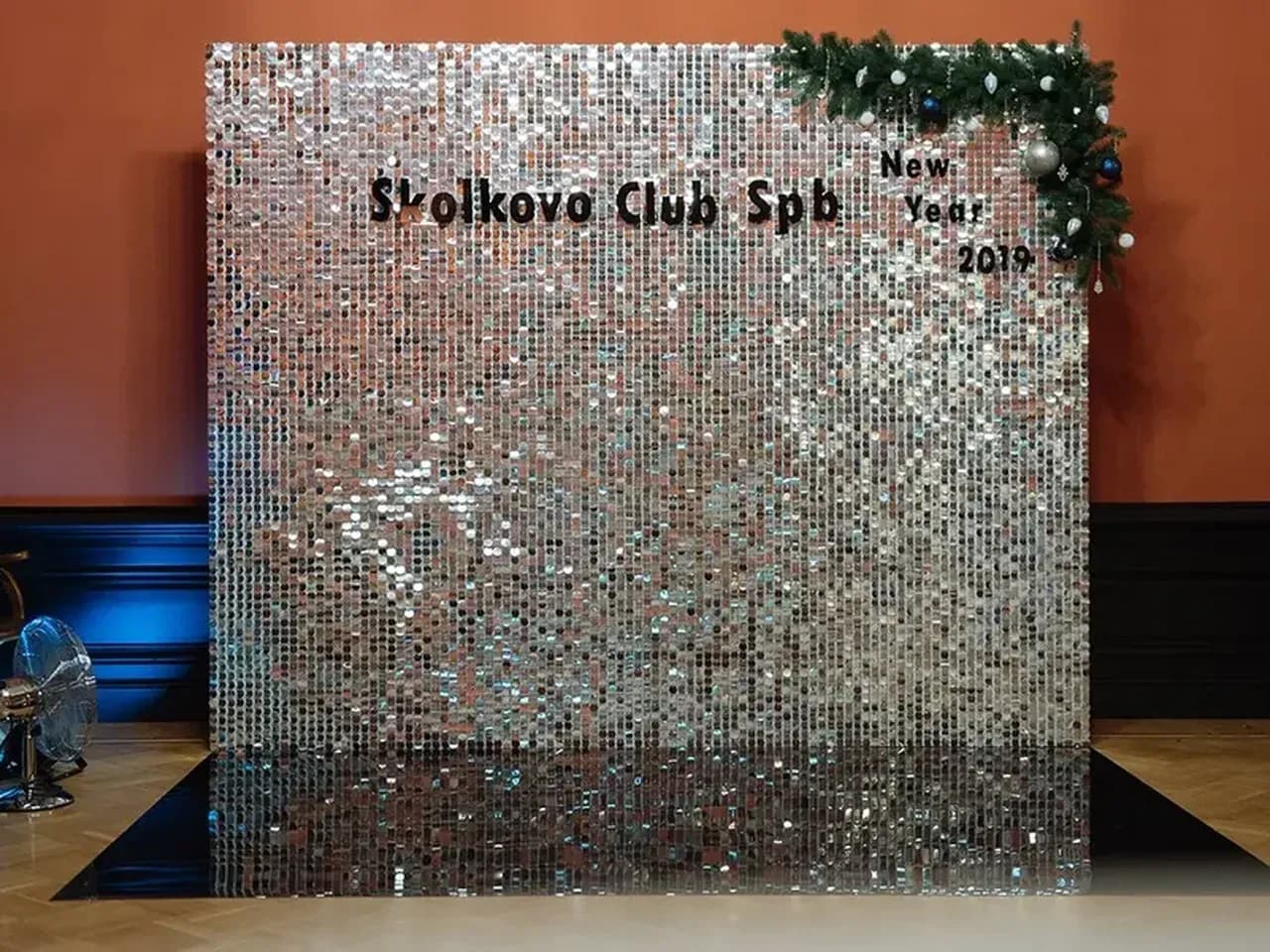 Брендированная фотозона с пайетками