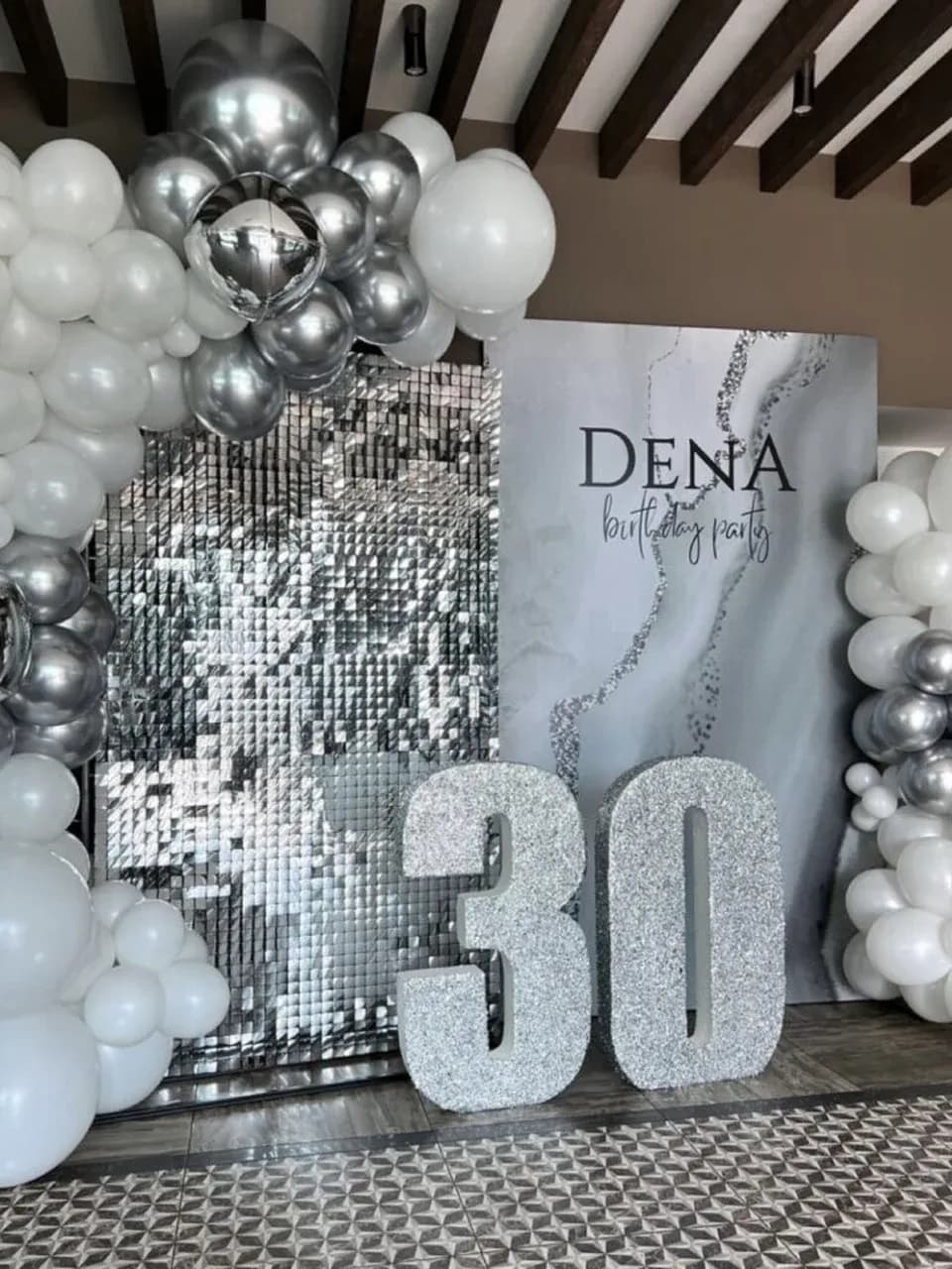 Фотозона с пайетками на юбилей 30 лет
