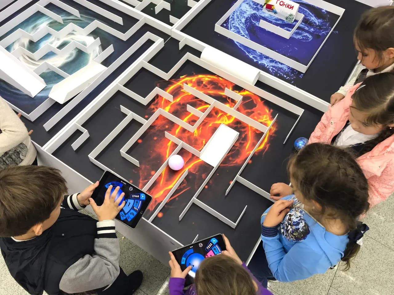 Гонки на робошарах на мероприятии: дети управляют роботом в виде шара с планшета