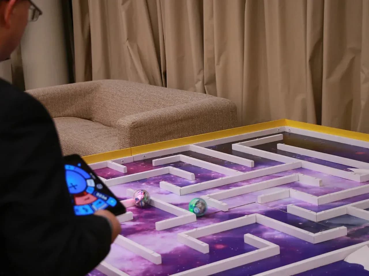 Гонки на робошарах дома: трасса-лабиринт для заездов роботов-шаров