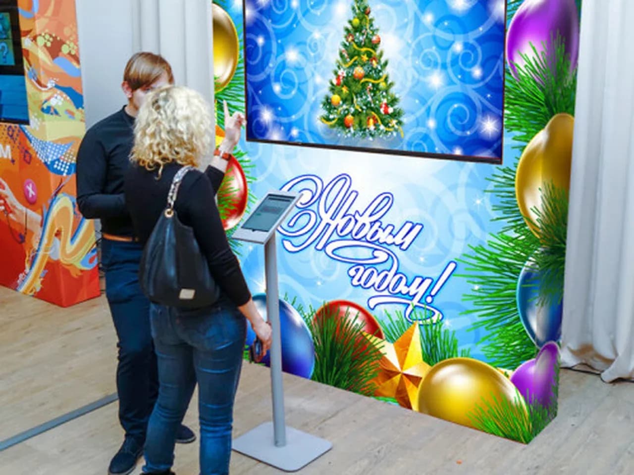 Морфология на мероприятии: гости вводят слово на планшете, визуал на LED-экране