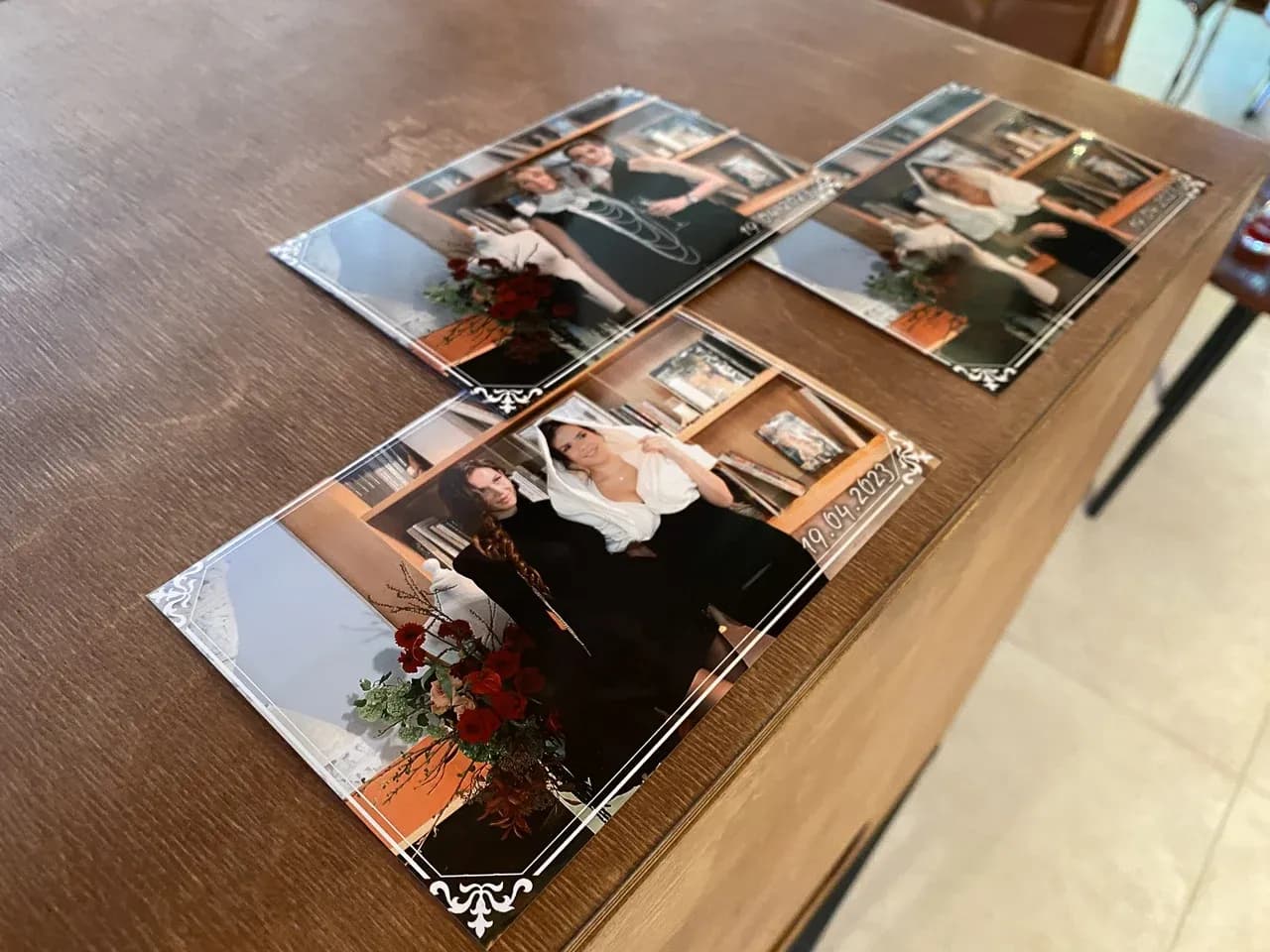 Готовые фотокарточки из ретрофотобудки