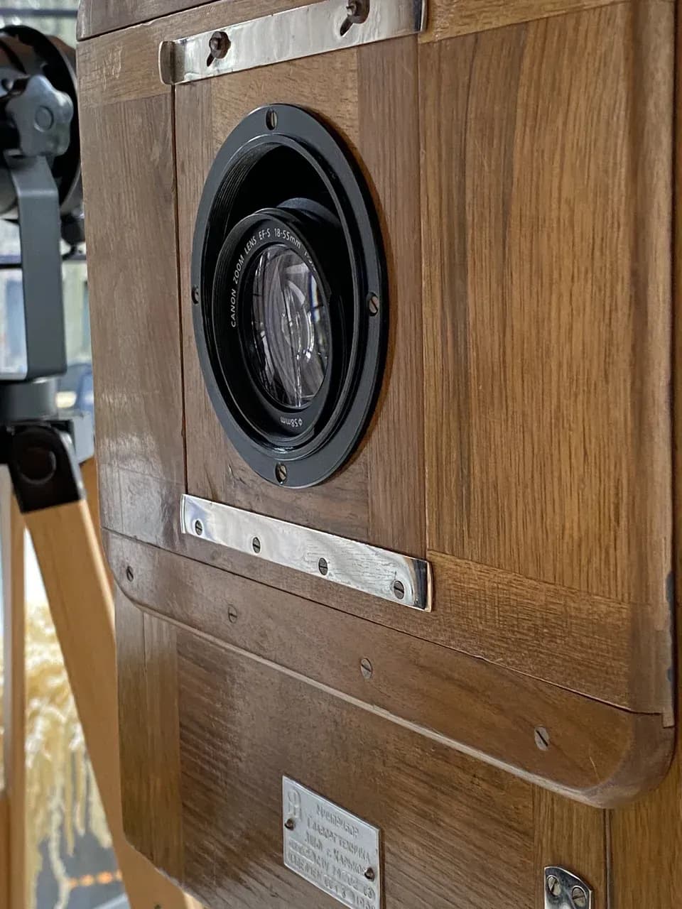 Объектив и фотостойка в крупном масштабе